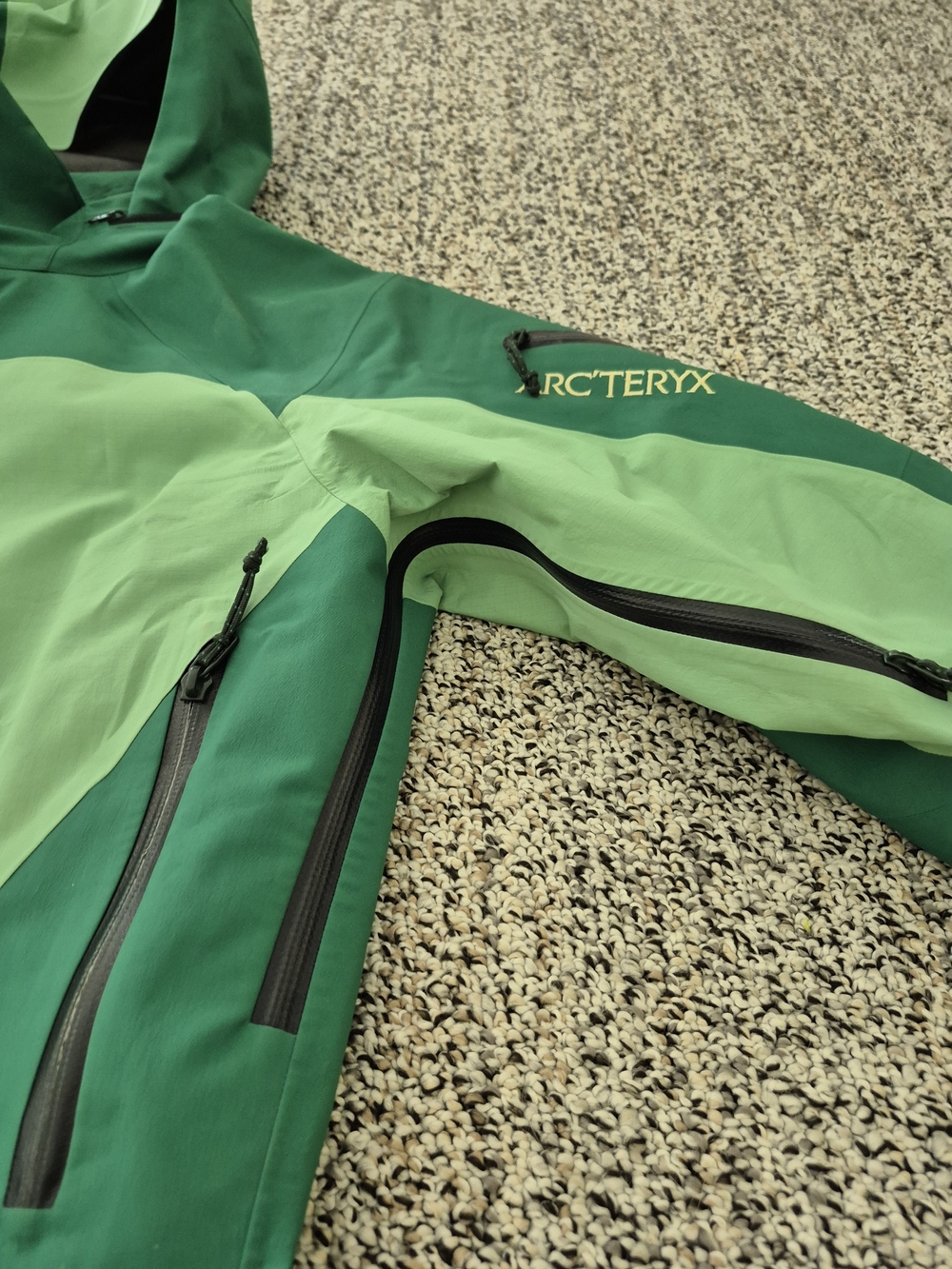 Arc'teryx Women's Two-Tone Green Waterproof Hooded Jacket - Picture 7 of 10